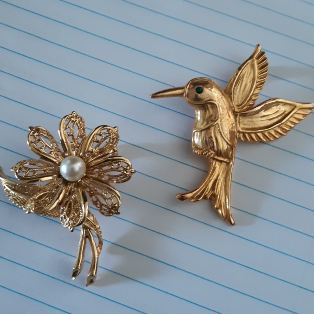 2 pretty gold pins